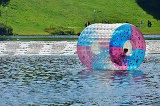 人，zorb球，水辊，水，运动，水上运动，湖泊，休闲
