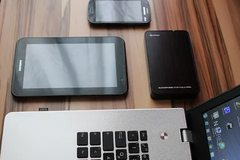 黑色、三星android智能手机、三星平板电脑、电源银行、打开的灰色和黑色笔记本电脑、桌子、平板电脑、智能手机 黑色、三星android智能手机、三星平板电脑、电源银行、打开的灰色和黑色笔记本电脑、桌子、平板电脑、智能手机