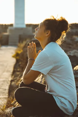 白天坐着冥想的人