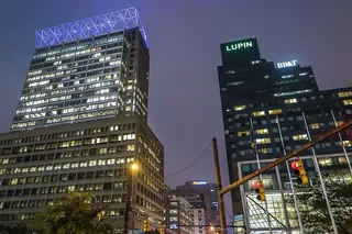 马里兰州巴尔的摩的夜景，带照明的建筑物。