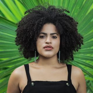 穿黑色上衣的女人