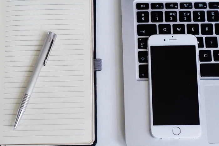 银色iphone 6、macbook、pro、click pen、lined、paper、apple、computer