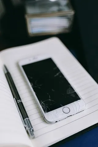 优雅的工作空间，配备Macbook、iPhone、名片和笔记本电脑