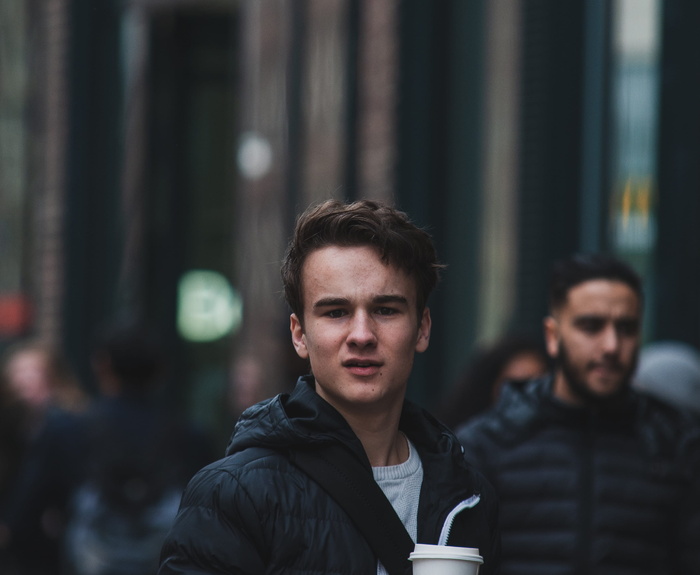 荷兰，海牙，男孩，回首，困惑，wierd，聚焦前景，城市