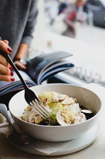 带蔬菜沙拉的圆形白碗