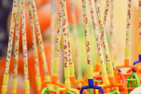 带糖果的塑料玩具