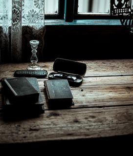 木桌上的黑皮书