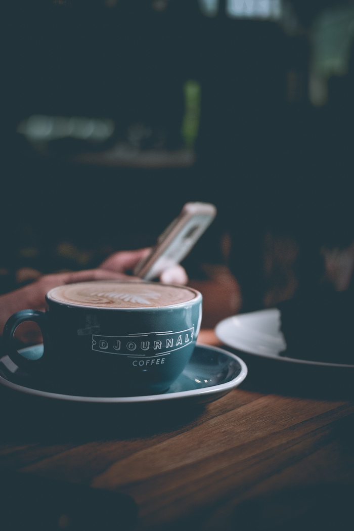 蓝杯碟的选择性聚焦摄影