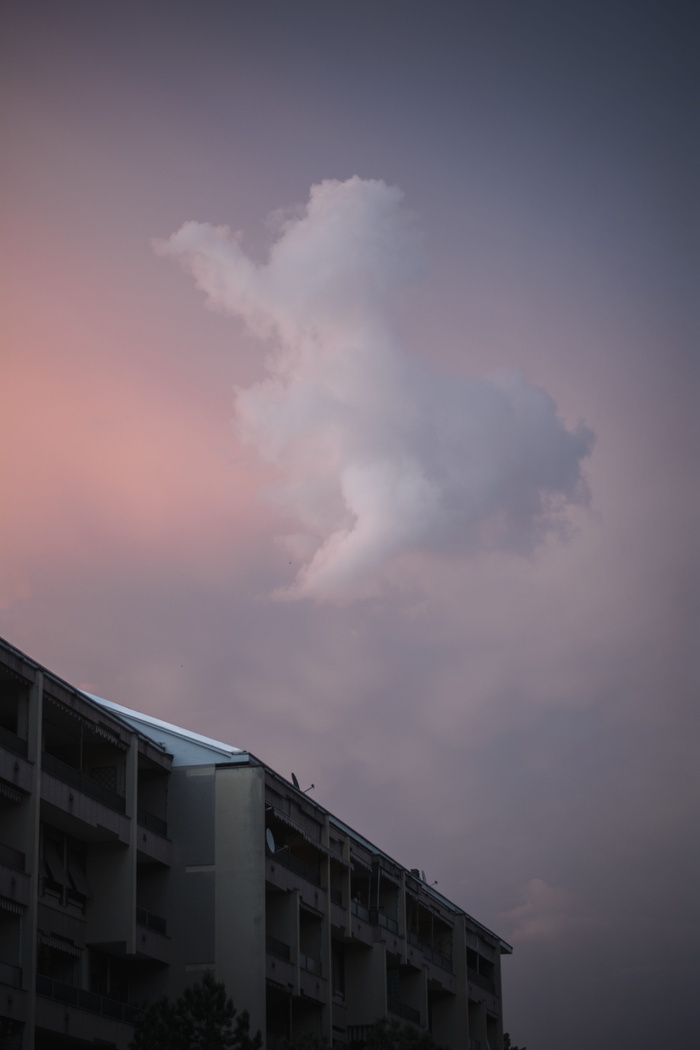 云下的灰色混凝土建筑