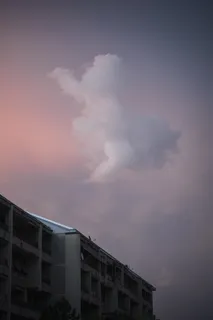 云下的灰色混凝土建筑 云下的灰色混凝土建筑
