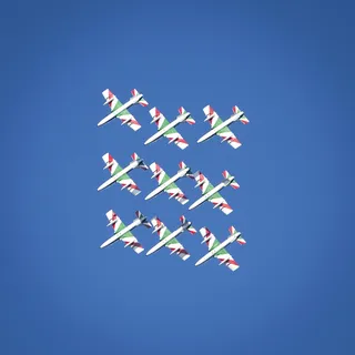 天空中的绿色和白色飞机