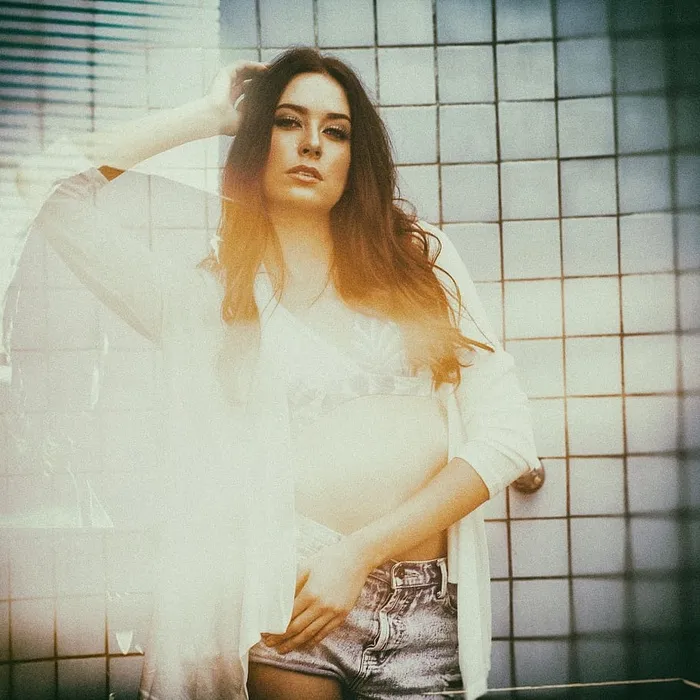 模特，浴室，单人，年轻人，长发，头发，前视图，肖像