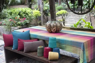 把线轴放在抱枕旁边的野餐桌上