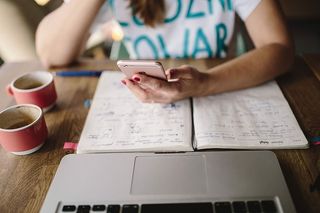 在咖啡馆工作的年轻女子