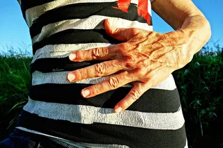 人，白色，黑色，条纹，衬衫，手持，腹部，身体