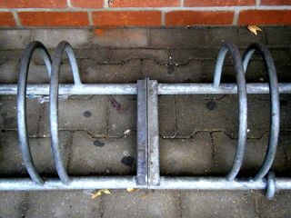 支架，自行车架，自行车，关闭，停车可能性，停车场，金属，镀铬