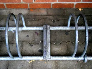 支架，自行车架，自行车，关闭，停车可能性，停车场，金属，镀铬