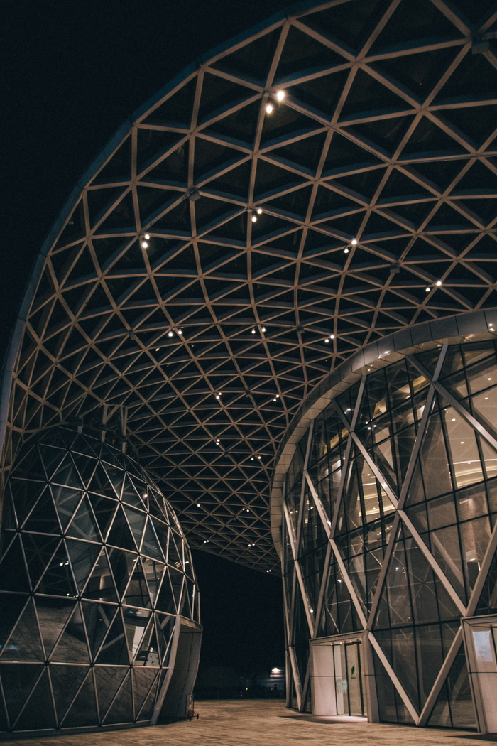 灰色金属建筑特写照片