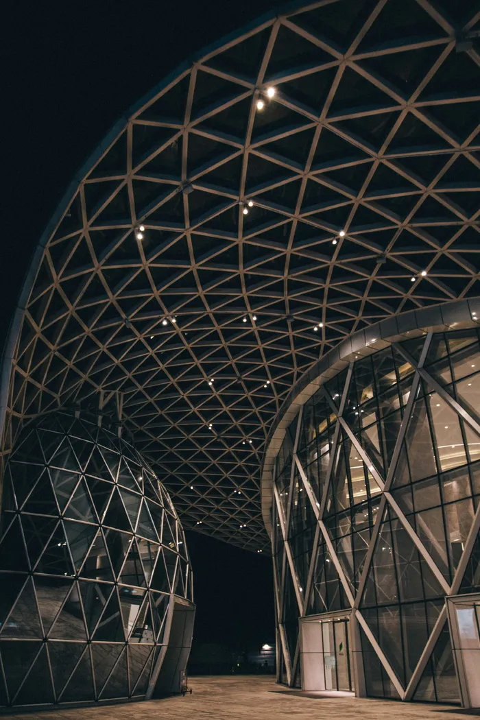 灰色金属建筑特写照片