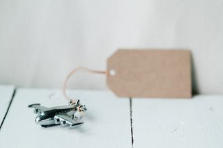 桌子，标签，飞机，银牌，玩具，模糊，室内，无人