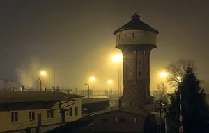 水塔、水厂、火车站、老建筑、夜、灯、雾、铁路线