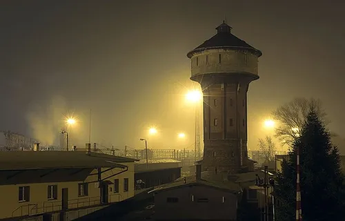 水塔、水厂、火车站、老建筑、夜、灯、雾、铁路线 水塔、水厂、火车站、老建筑、夜、灯、雾、铁路线
