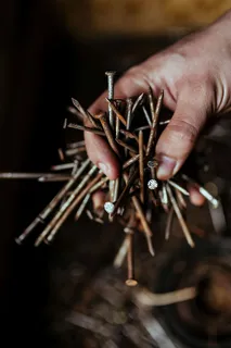 车间里的工具、钉子和螺栓