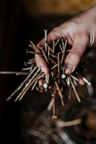 车间里的工具、钉子和螺栓