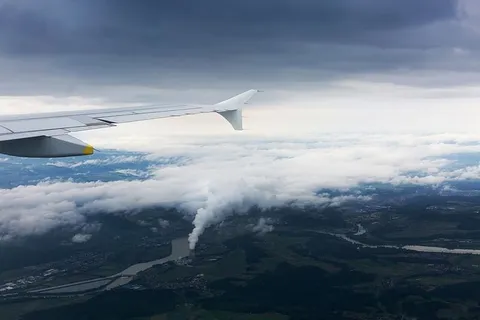 空中飞行的飞机 空中飞行的飞机