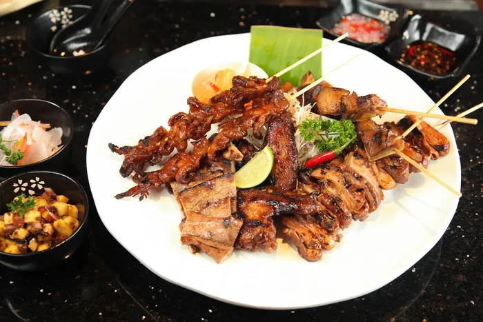 盘子，烤肉，烧烤，街头食物烧烤，猪肉肠，肠，亚洲，竹子