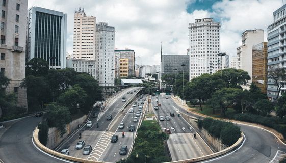 带立交桥的街道鸟瞰图