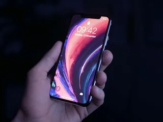 持空格的人灰色iPhone X