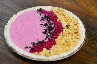 白色陶瓷板上谷物的照片