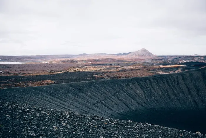 日光下的黑砂火山山