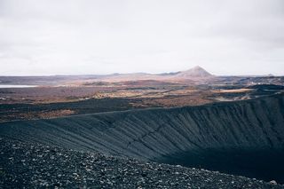 日光下的黑砂火山山