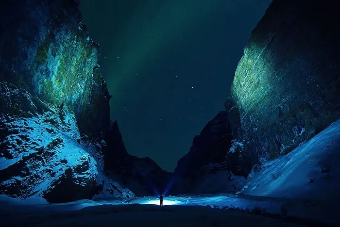 冰，洞穴，岩石，雪，冬天，手电筒，人，旅行