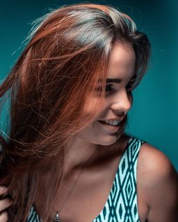 黑白无袖上衣女子浅焦照片