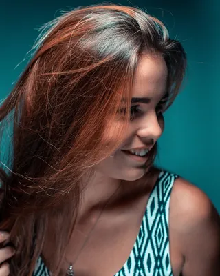 黑白无袖上衣女子浅焦照片