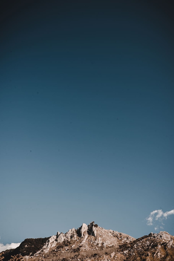 蓝天下的山