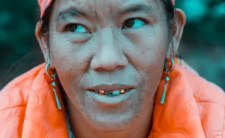 穿着橙色上衣的女人的特写照片