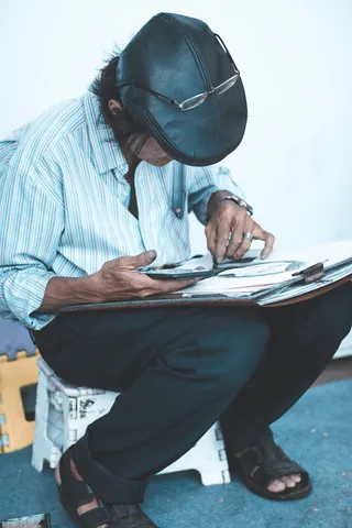 坐在白色脚凳上的男人