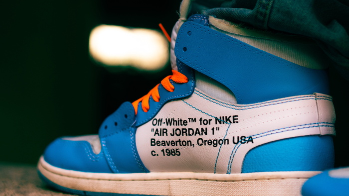 未配对的蓝色和白色 Nike Air Jordan 1 英寸鞋