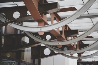 棕色和白色建筑梁的照片