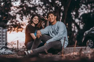 男人和女人坐在树旁