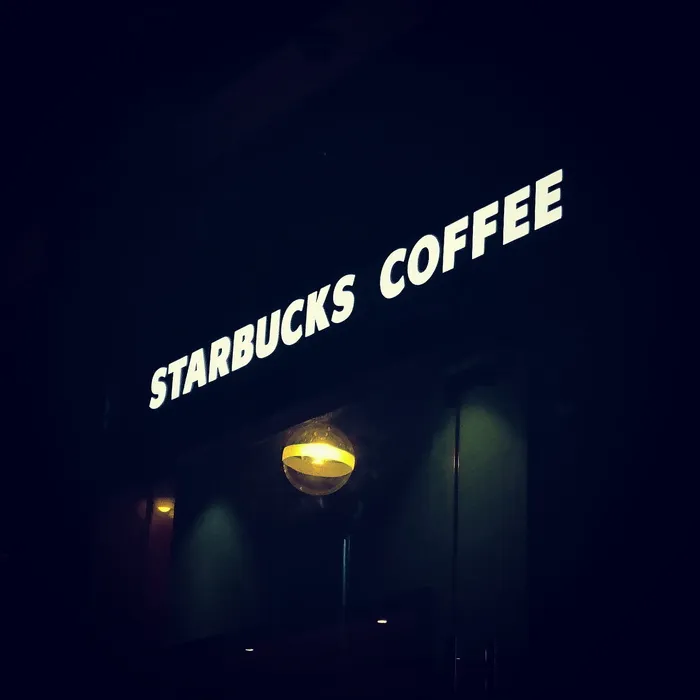星巴克、咖啡、商店、餐厅、放松、寒冷、黑暗、夜晚