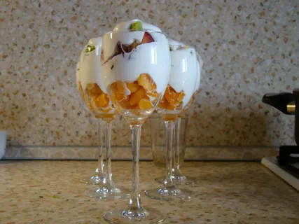 甜点、奶油、糖浆、酒杯、室内、无人、食物和饮料、餐桌