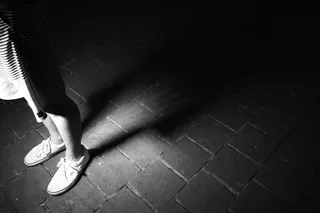 印度尼西亚，塔曼·苏罗帕蒂，闪亮，双脚，独自，黑暗，站立，