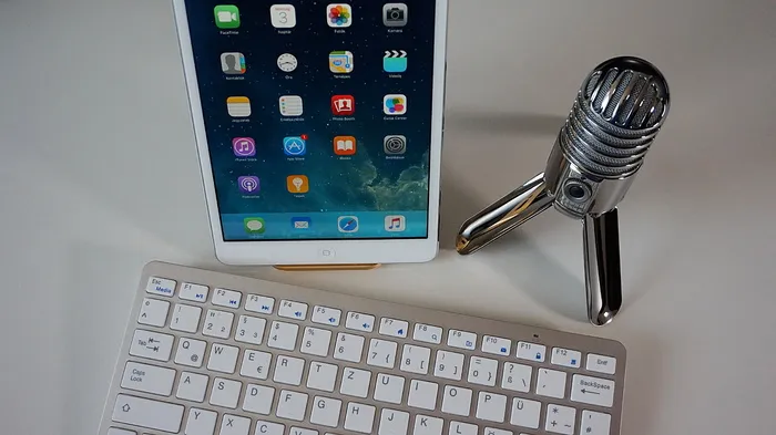 白色、ipad、翻转、旁边、电容话筒、apple magic键盘、话筒、键盘
