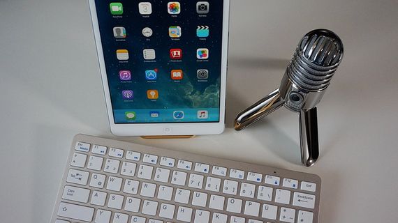 白色、ipad、翻转、旁边、电容话筒、apple magic键盘、话筒、键盘