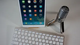 白色、ipad、翻转、旁边、电容话筒、apple magic键盘、话筒、键盘